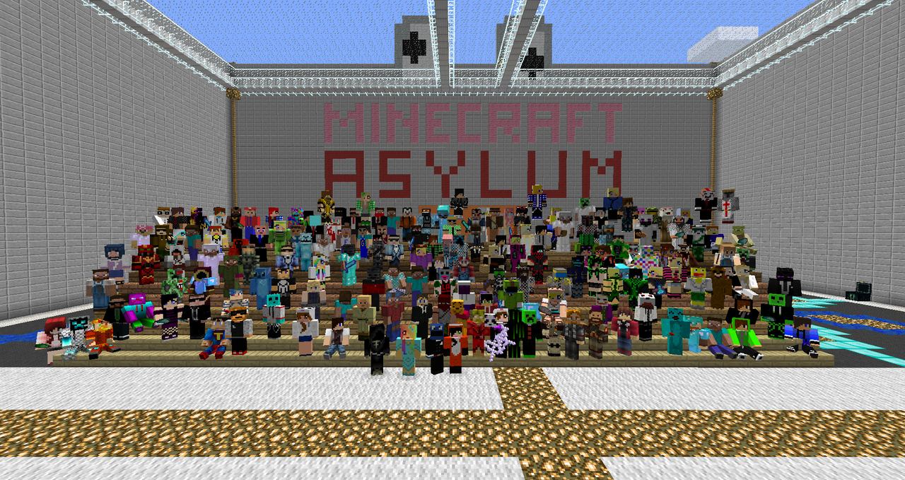 Gruppenfoto 2013: weit über hundert Spieler auf einer Holztribüne vor dem Schriftzug „Minecraft Asylum“