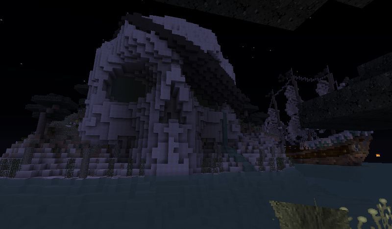 Die neue Skelettfarm von außen: riesiger Totenkopf-Felsen im nächtlichen Meer, daneben ein Piratenschiff