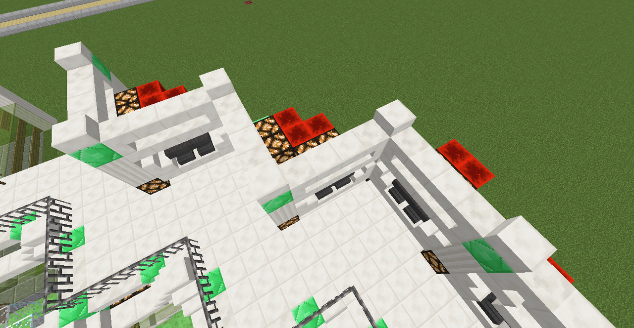 Nahaufnahme der Gebäudeoberkante mit Redstone-Lampen und Redstone-Blöcken am Rand