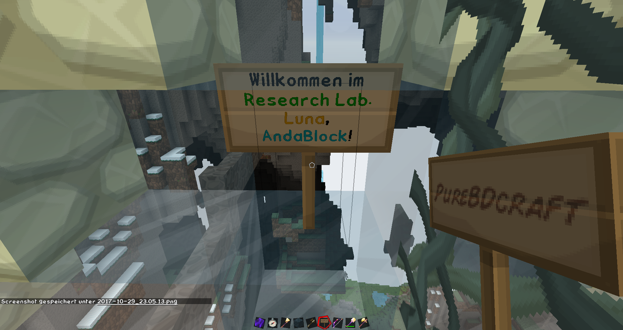 Dasselbe Schild im Spiel: statt (PLAYER) steht farbig der Name des Betrachters