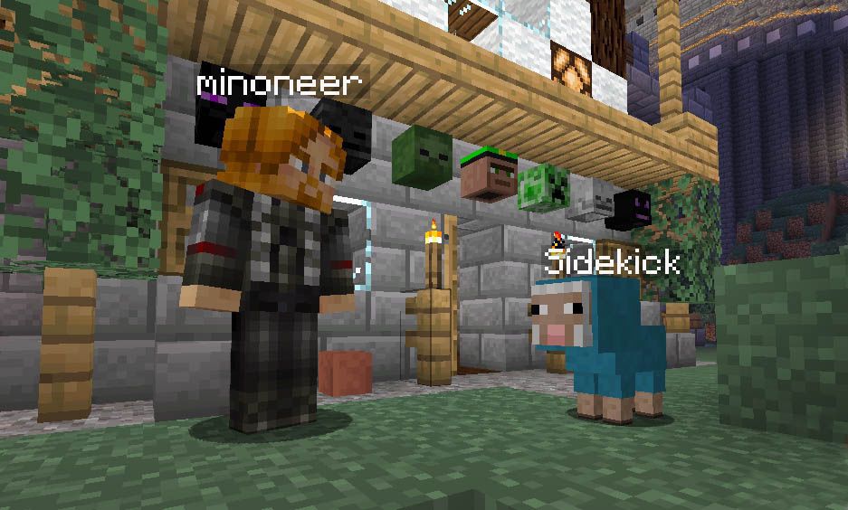 Minoneer mit blauem Baby-Schaf als Begleiter
